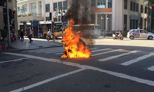 Hoang hon xe may Attila boc chay ngun ngut tren pho Trang Tien