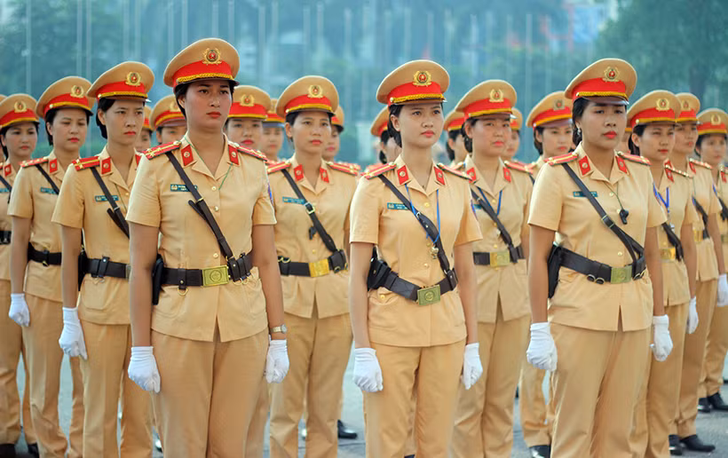 Thượng úy Nguyễn Mai Huyền – Phòng CSGT – Công an TP Hà Nội – đội trưởng đội nữ CSGT tham dự hội thi, cho biết: “Chúng tôi thường xuyên được tập luyện võ thuật, điều lệnh Công an nhân dân. Hôm nay chúng tôi tham dự thi điều lệnh, chỉ huy điều lệnh giao thông, võ thuật. Tuy là nữ nhưng chúng tôi không thấy vất vả khi lựa chọn đứng trong hàng ngũ Công an nhân dân”.