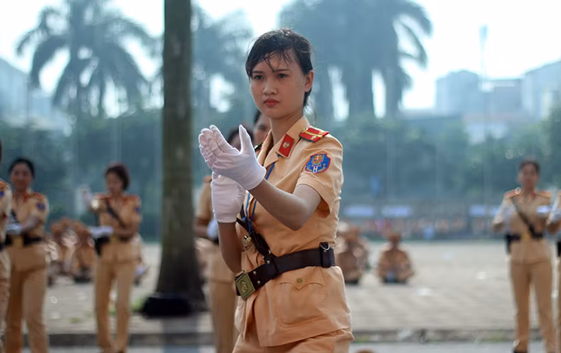 Dù thời tiết nắng nóng, oi bức nhưng các cá nhân trong đội thi vẫn cố gắng hoàn thành phần thi một cách tốt nhất.