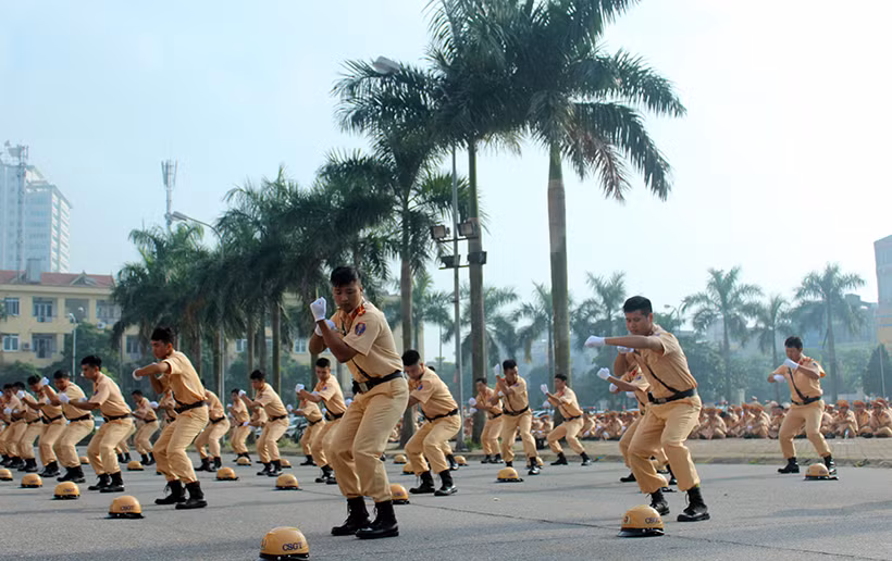 Phần thi võ thuật của các đội nam CSGT Hà Nội.