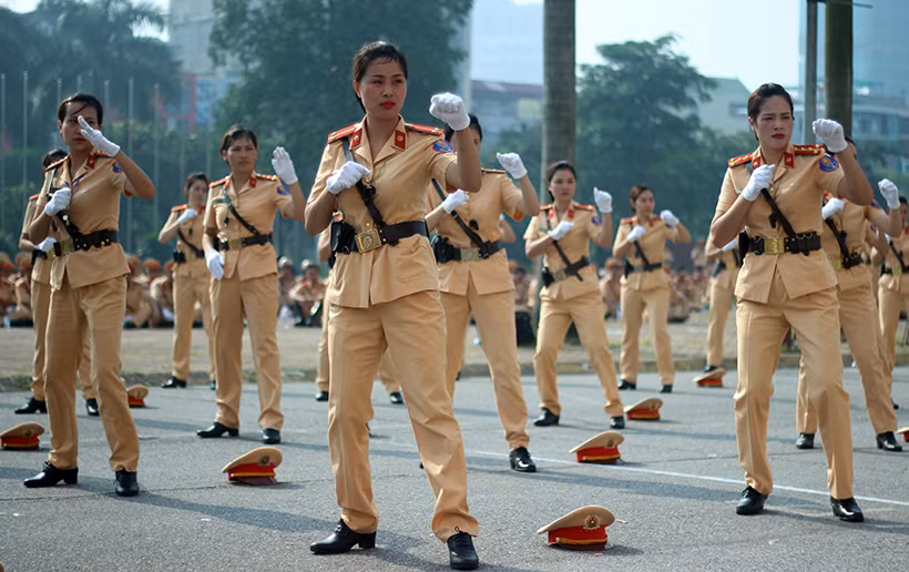 Màn đồng diễn võ thuật đẹp mắt của các nữ CSGT Hà Nội.