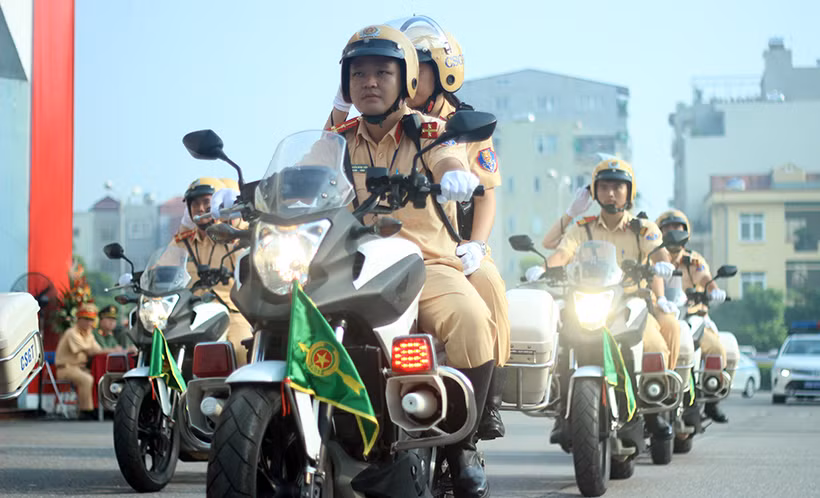 Dàn xe mô tô của lực lượng Cảnh sát giao thông dẫn đoàn di chuyển chậm trước khán đài.