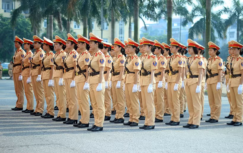 Bên cạnh các đội nam, duy nhất một đội nữ thuộc Phòng CSGT, Công an TP Hà Nội (41 người) tham gia tranh tài không thua kém.