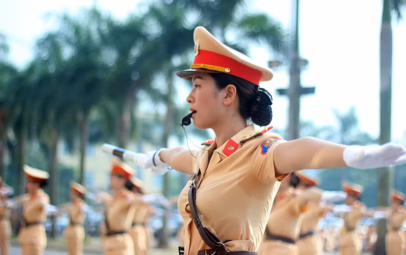 Nữ CSGT xinh đẹp thực hiện phần thi điều lệnh giao thông.