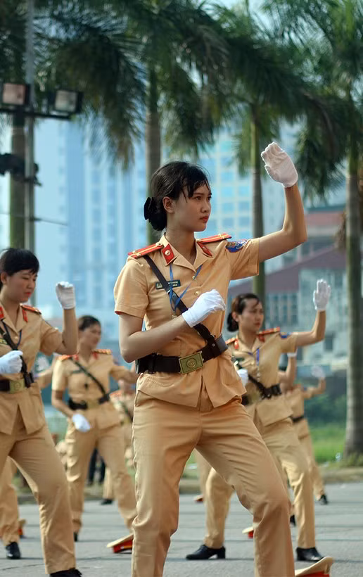 Nữ CSGT Hà Nội xinh đẹp, thu hút mọi ánh nhìn trong hội thi.