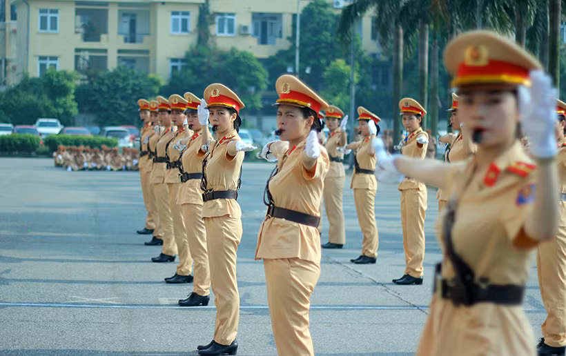 Nữ CSGT đứng nghiêm chỉnh, thẳng hàng biểu diễn phần thi điều lệnh giao thông.
