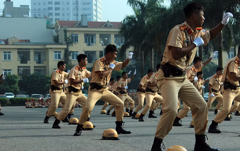 Tập trung biểu diễn võ thuật với tư thế chuẩn và đẹp nhất.