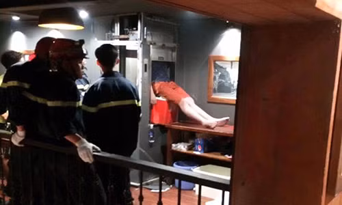 Ha Noi: Nam thanh nien tu vong vi ket dau trong thang may dua thuc an