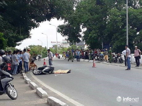 Khoảng 9h ngày 13/9, chị Nguyễn Hoài Thu (19 tuổi, xã Bình Điền, thị xã Hương Trà, Thừa Thiên Huế) đi xe máy BKS 75D1 301.44 qua cầu Vỹ Dạ (TP Huế) thì va chạm với xe xích lô và ngã ra đường. Đúng lúc này hai xe ô tô tải chở vật liệu xây dựng chạy phía sau lao tới cán qua người chị Thu khiến nạn nhân tử vong tại chỗ. Ảnh: Infonet.