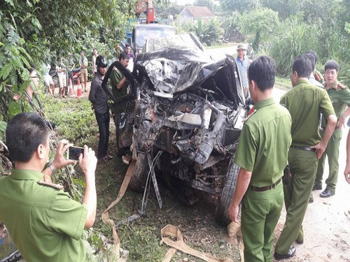 Khoảng 0h ngày 14/9, tại khu 14 xã Phù Ninh (huyện Phù Ninh) chiếc ô tô 7 chỗ mang BKS 19A-127.09 chạy theo hướng bến phà Then đi ngã ba Then đã tông thẳng vào tường, khiến 2 người tử vong tại chỗ và 2 người bị thương nặng. Ảnh: Phapluatplus.vn