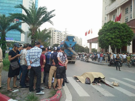 Chiều 15/9, tại ngã tư đường Mễ Trì - Phạm Hùng - Dương Đình Nghệ (Hà Nội) chiếc xe bồn mang BKS 29C-630.43 do Nguyễn Thanh H (SN 1978) điều khiển đi từ đường Phạm Hùng rẽ sang đường Mễ Trì thì va chạm với cô gái đi xe đạp cùng chiều. Cả người và xe đạp bị cuốn vào gầm xe bồn, cô gái tử vong tại chỗ. Ảnh: Vietnamnet.
