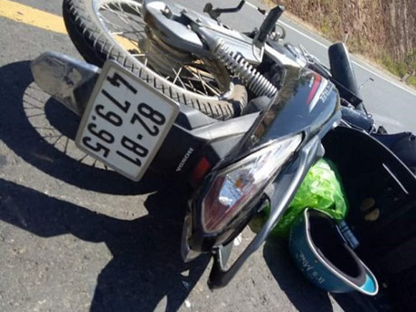 Lúc 13h ngày 12/9, trên quốc lộ 24 đoạn đi qua xã Đăk Blà (TP Kon Tum), anh A Huy (32 tuổi, ngụ tại thôn 8, xã Đăk Ruồng, huyện Kon Rẫy) chở vợ là chị Y Che (28 tuổi) trên xe máy BKS 82B1-47995 va chạm với xe máy 82K1-02986 do anh Nguyễn Văn Mạnh (34 tuổi, ngụ tại thôn 1, xã Đăk Tờ Re, huyện Kon Rẫy) điều khiển. Anh Mạnh tử vong tại chỗ, anh A Huy và chị Y Che bị thương nặng, được người dân đưa đi cấp cứu tại Bệnh viện Đa khoa tỉnh Kon Tum. Ảnh: Tiền Phong.