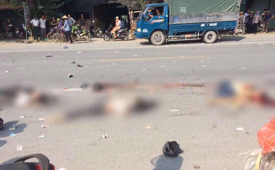 Khoảng 15h40 chiều 1/9, tại Km18 + 730, Quốc lộ 39, đoạn đường trước mặt cây xăng xã Toàn Thắng (huyện Kim Động, tỉnh Hưng Yên) xảy ra vụ tai nạn nghiêm trọng làm ba người chết tại chỗ.