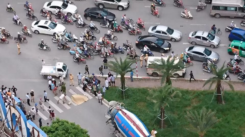 Co gai bi xe bon can chet tren duong Pham Hung, Ha Noi