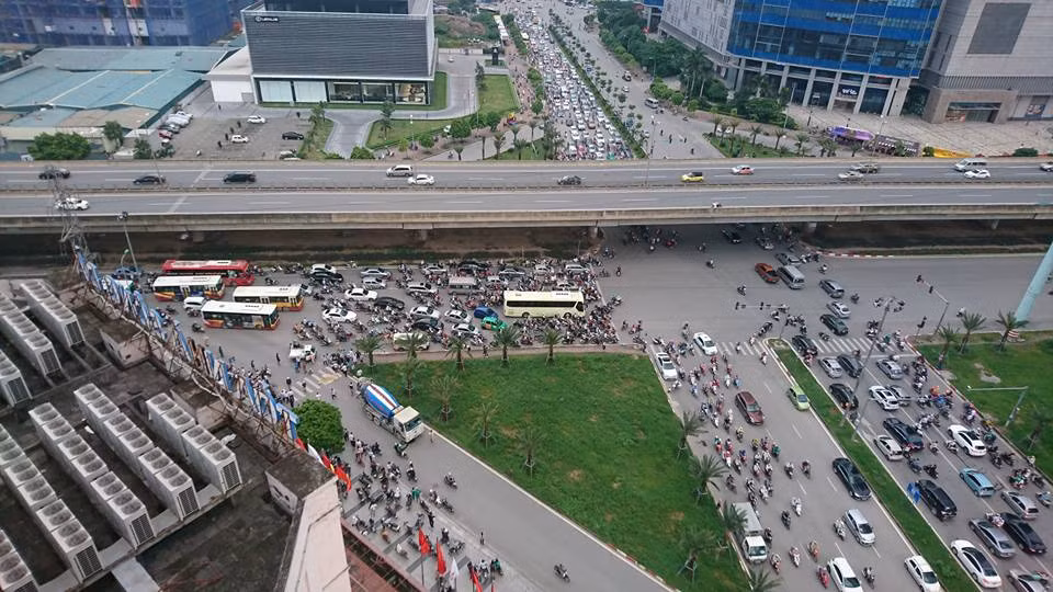 Co gai bi xe bon can chet tren duong Pham Hung, Ha Noi-Hinh-3