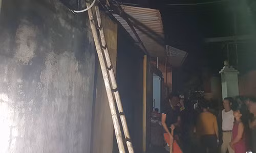 Ha Noi: Vua cham tay vao cua, bi dien giat tu vong