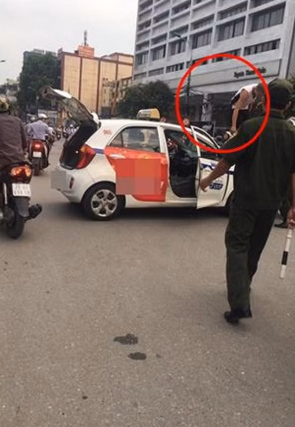 Bi CSGT dung phuong tien, tai xe taxi leo len noc xe an va