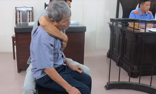 Diem nong 24h: Cu ong 73 tuoi hiep dam be gai linh an thich dang-Hinh-2