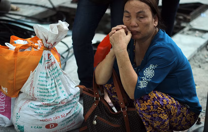Nhiều người mệt mỏi sau khi phải di chuyển quãng đường hàng trăm cây số để quay lại Hà Nội sau chuyến nghỉ lễ.