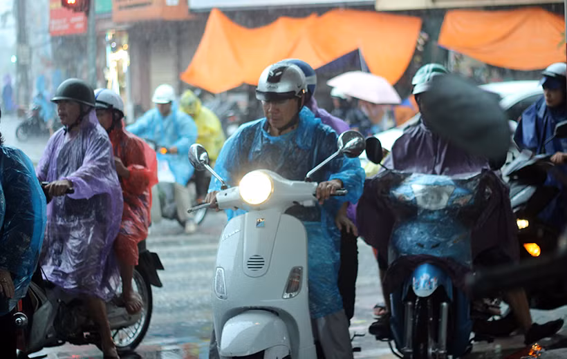 Hà Nội "đón" người dân về quê nghỉ lễ bằng cơn mưa lớn.