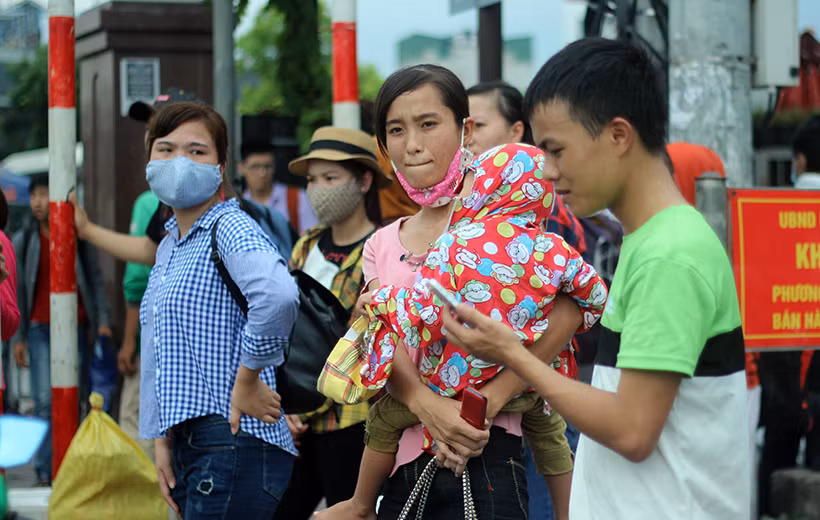 Ra khỏi bến xe là hành trình chen chúc nhau lên xe buýt.