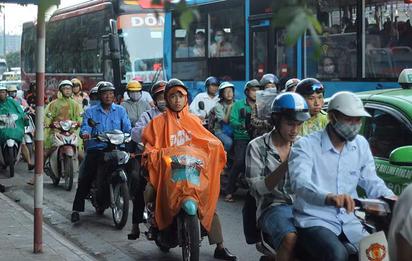 Khoảng 15h30, Hà Nội bất ngờ xuất hiện mưa lớn khiến người dân di chuyển gặp khó khăn.