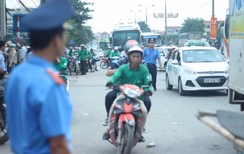 Lực lượng chức năng "mướt mồ hôi" phân luồng, điều tiết giao thông.