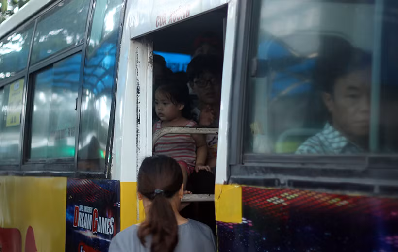 Chen nhau chỗ ngồi đến nghẹt thở trên xe buýt.
