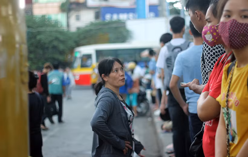 Trong khi đó, tại các điểm chờ xe buýt trong và ngoài bến xe Giáp Bát (Hà Nội), dòng người phải xếp hàng chờ đợi ở mỗi lượt xe.