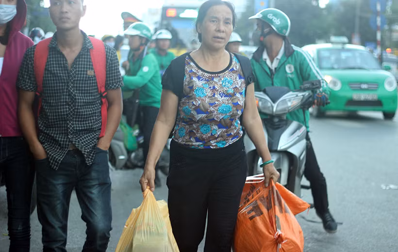 Gương mặt căng thẳng của người phụ nữ vừa từ quê lên.