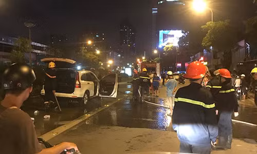 O to keo le xe may boc chay giua duong Ha Noi-Hinh-2