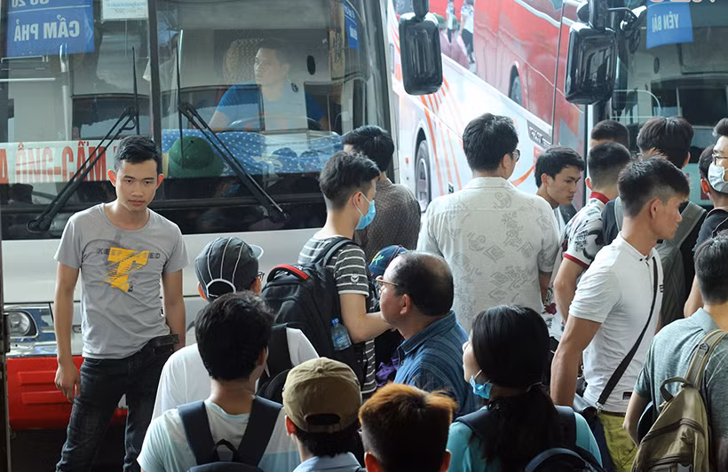 Người dân nhanh chóng lên chuyến xe khách rời Hà Nội về quê nghỉ lễ với người thân.