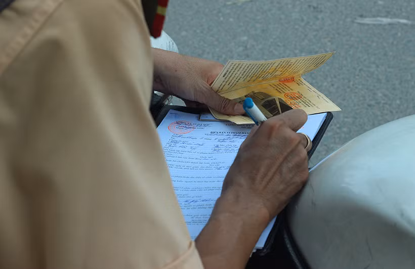 “Đến chiều nay, cán bộ chiến sỹ chúng tôi tiếp tục xử lý kiên quyết các trường hợp xe khách vi phạm, đồng thời tổ chức phân luồng điều tiết giao thông giúp người dân di chuyển về quê nghỉ lễ mùng 2/9 được thuận lợi, an toàn nhất”, Thượng úy Trung cho hay.