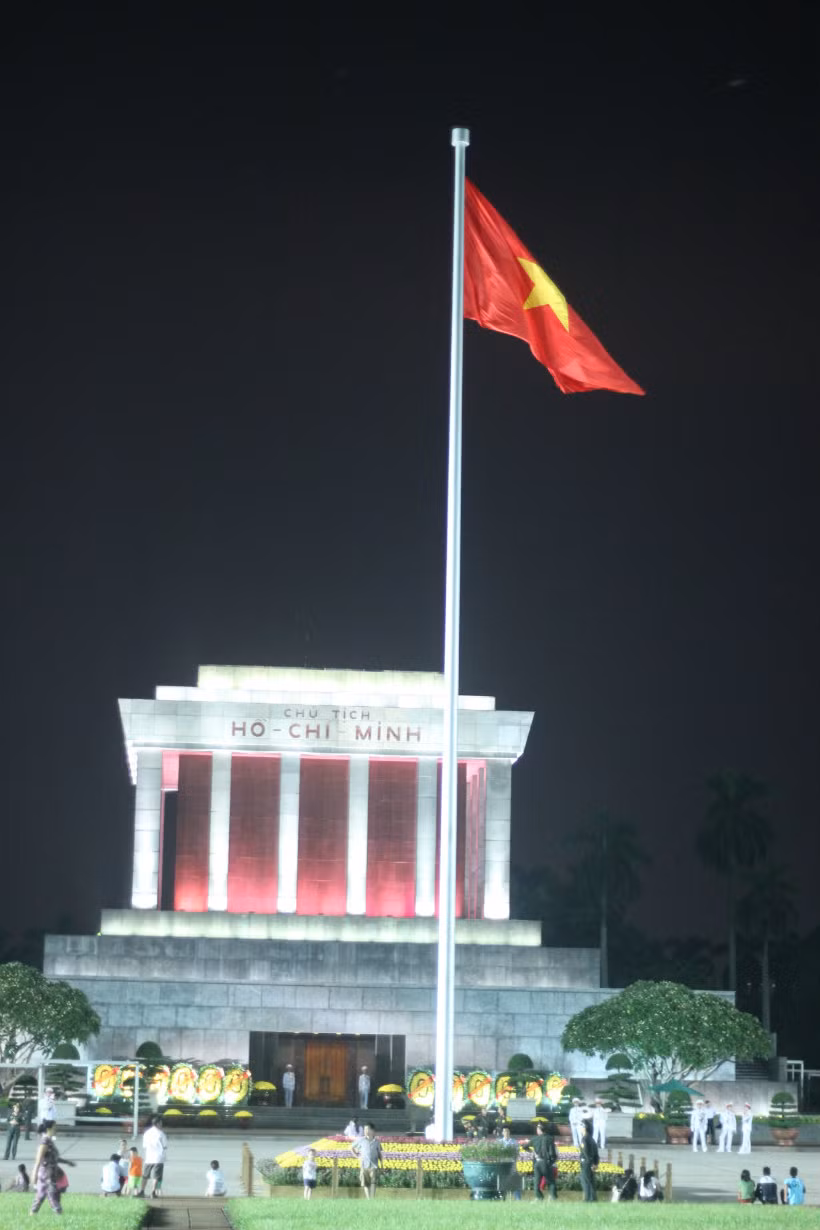 Theo các lực lượng chức năng làm nhiệm vụ tại đây, tối 1/9 sẽ không làm lễ hạ cờ tại quảng trường Ba Đình, phía trước lăng Bác mà sẽ để tới mùng 3/9 mới tiến hành làm lễ.