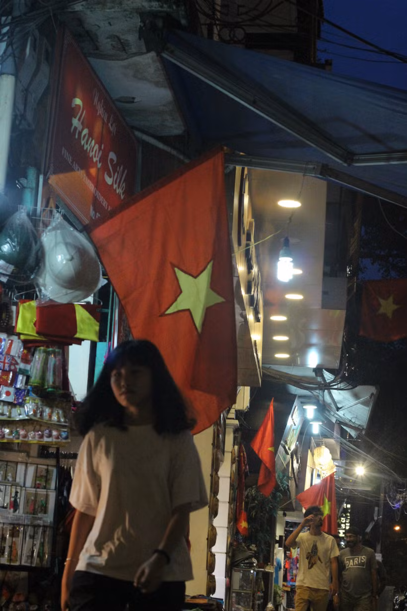 Khắp phố phường Hà Nội rực rỡ sắc màu của cờ đỏ sao vàng, băng rôn, khẩu hiệu chào mừng ngày Quốc khánh 2/9.