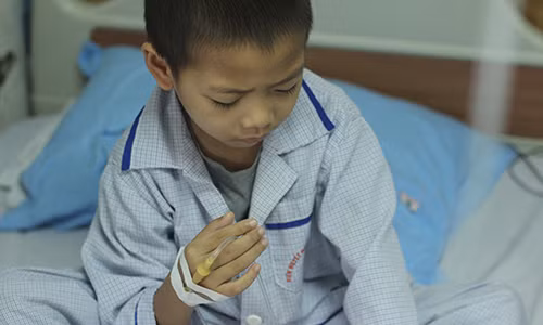 Me khoc nghen nhin con nam tren giuong benh ngay khai giang-Hinh-6