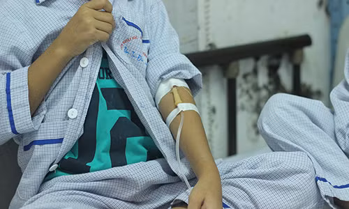 Me khoc nghen nhin con nam tren giuong benh ngay khai giang-Hinh-7