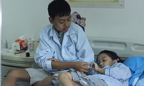 Me khoc nghen nhin con nam tren giuong benh ngay khai giang-Hinh-2