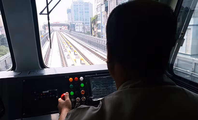 Đại diện Tổng thầu Trung Quốc cho biết, sẽ chính thức chạy thử đầu máy để căn chỉnh hệ thống đường ray cho tuyến đường sắt trên cao Cát Linh - Hà Đông từ ngày 1/10, tuy nhiên tới ngày 1/4/2018 mới có thể vận hành thử một cách toàn diện vì thiếu thiết bị.