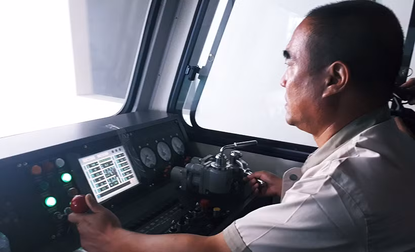 Đại diện Ban QLDA Đường sắt cho biết, đây là hai toa xe diesel tự vận hành trên đường sắt đô thị, để kiểm tra kết cấu hạ tầng và sau này phục vụ cho công tác kéo toa xe chuyên chở vật tư cho công tác sửa chữa, duy tu đường sắt.