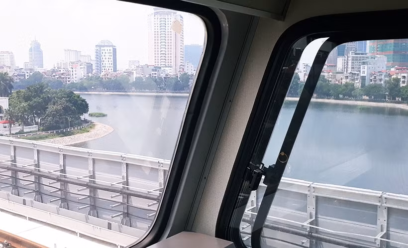 Tàu công trình di chuyển từ từ qua các đoạn đường ray trên cao.