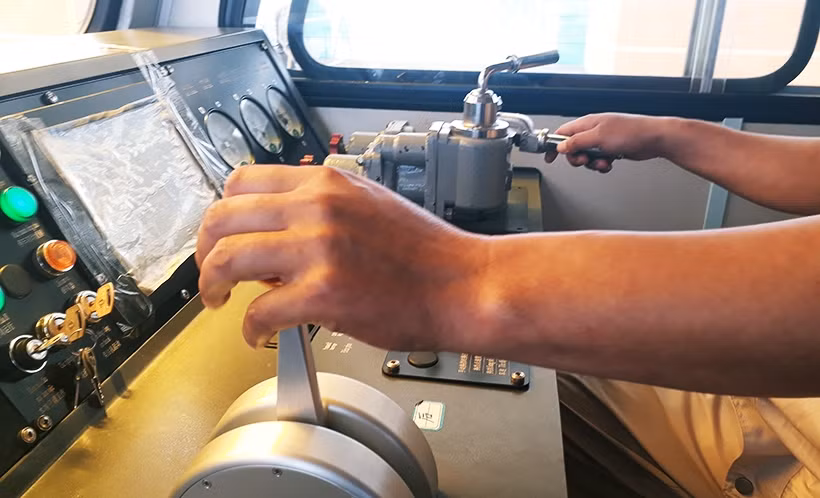 Hệ thống điều khiển tàu công trình chạy thử trên tuyến đường sắt Cát Linh - Hà Đông.