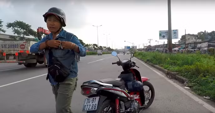 Nguoi chan xe doi danh thanh nien quay clip CSGT noi “bi oan”!