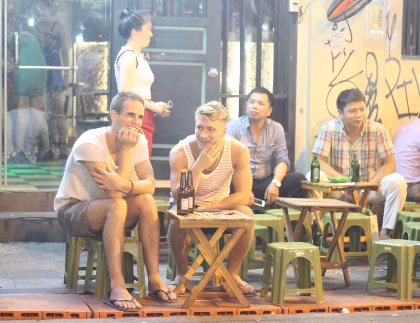 Tại phố Tạ Hiện, nhiều du khách quốc tế cũng hòa mình vào không khí sôi động với người dân Việt Nam nhân dịp Lễ Quốc khánh.