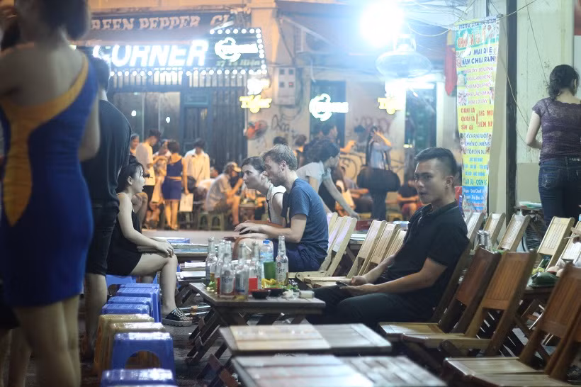 Du khách quốc tế thoải mái và vui vẻ trên phố Tạ Hiện (Hà Nội).