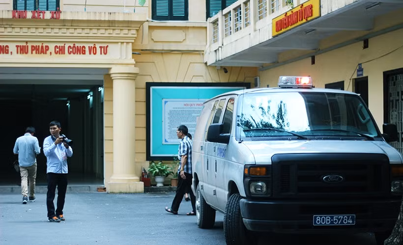 Những chiếc xe chở phạm nhân chuẩn bị dẫn giải các bị cáo về trại giam T16 - Bộ Công an.