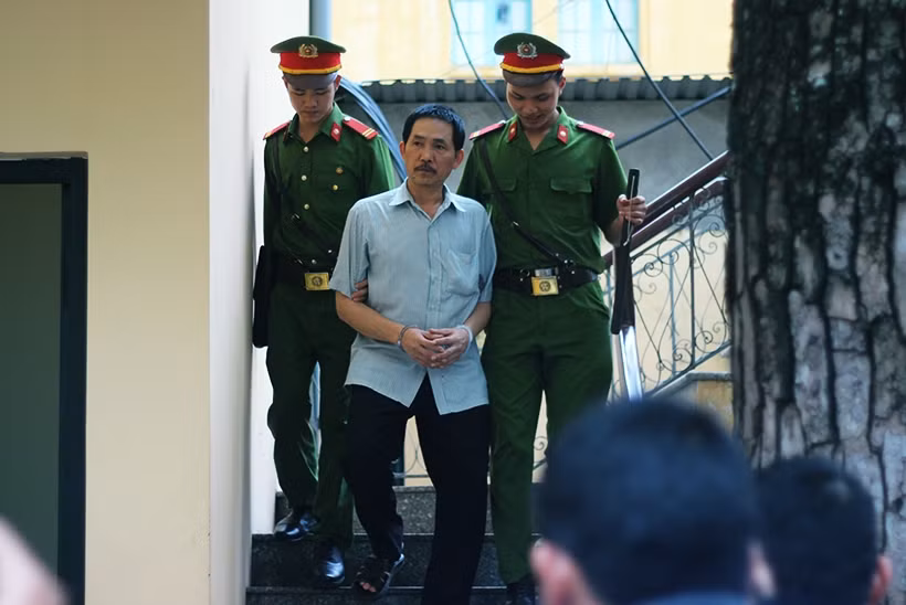 Rời khỏi phòng tố tụng để lên xe chở phạm nhân, bị cáo Trần Văn Bình (51 tuổi, nguyên Tổng giám đốc công ty Trung Dung) bước đi nặng nhọc. Bị cáo phải nhờ đến sự giúp đỡ của các cảnh sát để di chuyển.