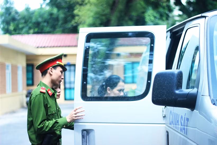 Bị cáo Nguyễn Minh Thu bị tuyên phạt: 9 năm tù tội Lạm dụng chức vụ, quyền hạn chiếm đoạt tài sản; 19 năm tù Cố ý làm trái quy định của nhà nước về quản lý kinh tế gây hậu quả nghiêm trọng. Tổng cộng hình phạt là 22 năm tù.