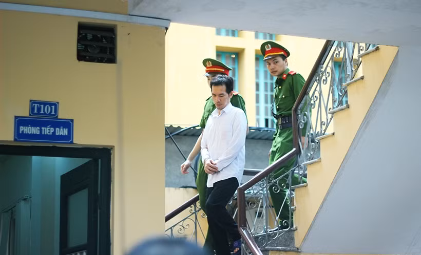 Tiến sĩ, luật sư, trưởng phòng pháp chế OceanBank - Phạm Hoàng Giang (42 tuổi, nguyên Tổng giám đốc công ty BSC) bước đi thẫn thờ rời khỏi tòa. Bị cáo bị tuyên phạt 4 năm tù tội Lạm dụng chức vụ, quyền hạn chiếm đoạt tài sản.