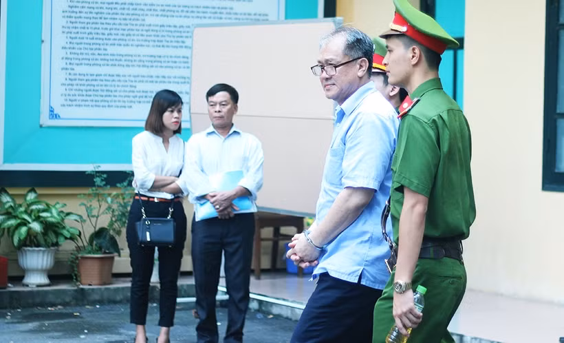 Nét mặt tươi tỉnh của bị cáo Phạm Công Danh (52 tuổi, nguyên Chủ tịch HĐQT tập đoàn Thiên Thanh) sau khi bị tuyên phạt 13 năm tội Vi phạm quy định về cho vay trong hoạt động của các tổ chức tín dụng.